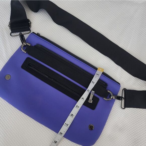 Caraa and ATHLETA belt bag - Picture 2 of 6